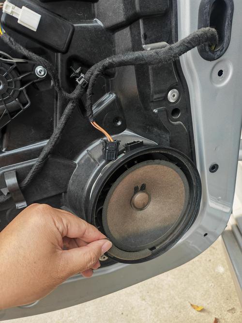 奔馳鳴笛喇叭在哪 奔馳鳴笛喇叭在哪