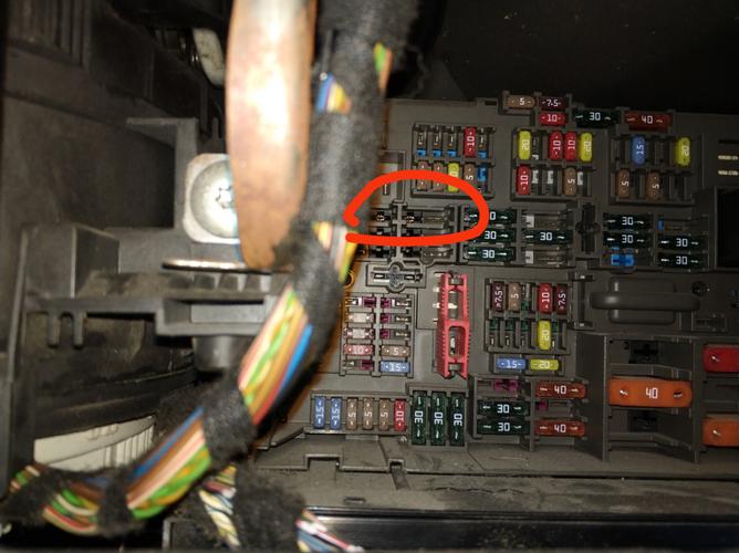 寶馬e90伺服電機保險在哪 寶馬e90伺服電機保險在哪