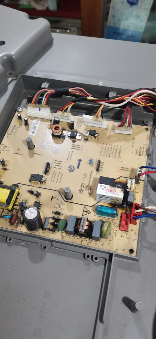 美的冰箱電路板怎么拆出來 美的冰箱電路板怎么拆出來