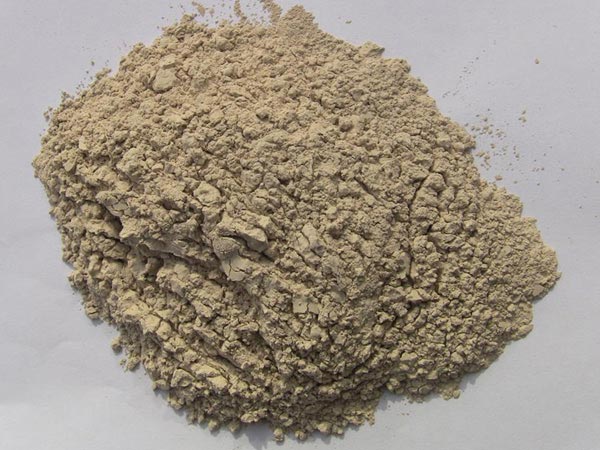 礬土性質(zhì) 礬土主要成分是氧化鋁，為煉鋁和耐火材料的主要原料。白色或灰白色，因含鐵而呈褐黃或淺紅色。密度3.45g/cm3，硬度1～3，不透明，質(zhì)脆。極難熔化，不溶于水，能溶于硫酸、氫氧化鈉溶液。 地區(qū)分布 中國鋁土礦資源比較豐富，在全國18個省、自治區(qū)、直轄市已查明鋁土礦產(chǎn)地205處，其中大型產(chǎn)地72處（不包括臺灣），主要分布在山西、山東、河北、河南、貴州、四川、廣西、遼寧、湖南等地。 投資前景 1.可用于煉鋁工業(yè)。用于國防、航空、汽車、電器、化工、日常生活用品等。 2.可用于精密鑄造。礬土熟料加工成細(xì)粉做成鑄模后精鑄。用于軍工、航天、通訊、儀表、機械及醫(yī)療器械部門。 3.可用于耐火制品。高鋁礬土熟料耐火度高達1780℃，化學(xué)穩(wěn)定性強、物理性能良好。 4.硅酸鋁耐火纖維。用于鋼鐵、有色冶金、電子、石油、化工、宇航、原子能、國防等多種工業(yè)，消防人員可用耐火纖維布做成衣服。 5.制造礬土水泥、研磨材料、陶瓷工業(yè)以及化學(xué)工業(yè)可制鋁的各種化合物。 鋁礬土磨粉制備 鋁礬土粉是選用煅燒過的熟鋁礬土礦石用雷蒙磨加工制成的細(xì)粉，粒度通常為100目-325目，在耐火材料行業(yè)得到了廣泛的應(yīng)用。通常加工的流程為先經(jīng)顎式破碎機進行破碎，然后篩分進入鋁礬土雷蒙磨或鋁礬土超細(xì)磨粉機中，進行鋁礬土粉制備，使其應(yīng)用更加廣泛。