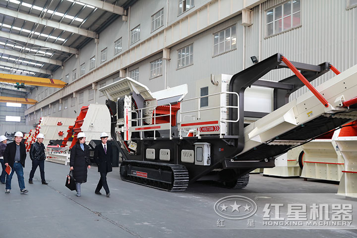 客戶(hù)到廠參觀能移動(dòng)的小型碎石機(jī)