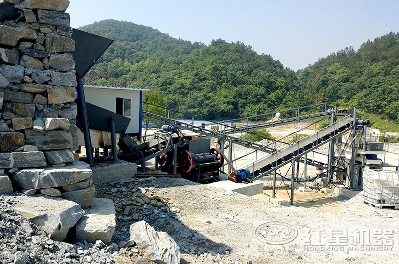 顎式細(xì)破碎機(jī)破碎現(xiàn)場，搭配制砂機(jī)使用